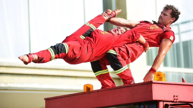 Das Artistenduo FeuerWer? sorgt mit seiner Auff&uuml;hrung f&uuml;r Aufsehen. - &copy; Nicole Ellerbrake