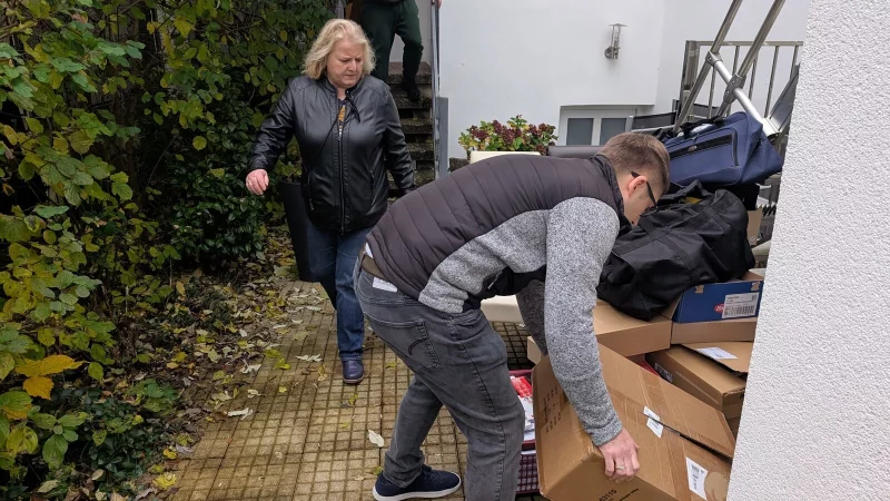 R&auml;umung an der Lemgoer Leopoldstra&szlig;e: Trotz Aufforderung wollte das Ehepaar die nicht bezahlte Ferienwohnung der Familie Seidel (Mitte: Christine Seidel) tagelang nicht verlassen. - &copy; Annika Langhagel