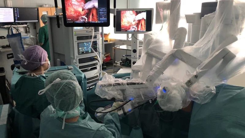 Modernste Technik: eine Operation der Blase mit dem Da-Vinci-Roboter. Doch nicht nur Robotik unterstützt Ärzte, auch Künstliche Intelligenz kommt in vielen Bereichen zum Einsatz. - © Archivfoto: Martin Hostert