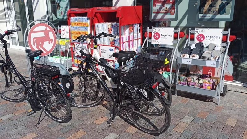 Mangels anderer Möglichkeiten stellen Radler ihre Fahrräder oft direkt vor den Geschäften ab. Dann kann es mitunter zu Problemen kommen. - © Symbolbild: ADFC Lippe