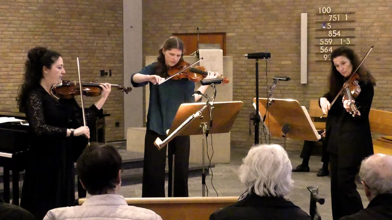 Imge Tilif (Violine, von links), Niobe Langmaack (Violine) sowie Sibylle Langmaack (Viola) spielen Zoltán Kodály. - © Rudi Rudolph