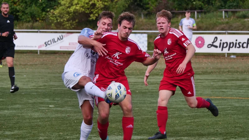 Alexander Anitsis und Maik Wi&szlig;mann (rechts) von der SG L&uuml;erdissen/Entrup bremsen den Lemgoer Jonas Karsten (links) aus. - &copy; J&ouml;rg Hagemann