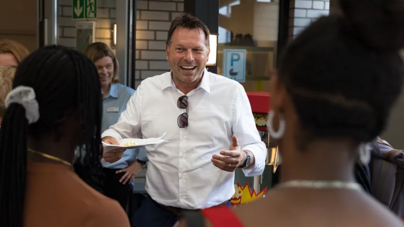 Bürgermeister Frank Hilker eröffnet das neue Pop-up-Büro. - © Torben Gocke