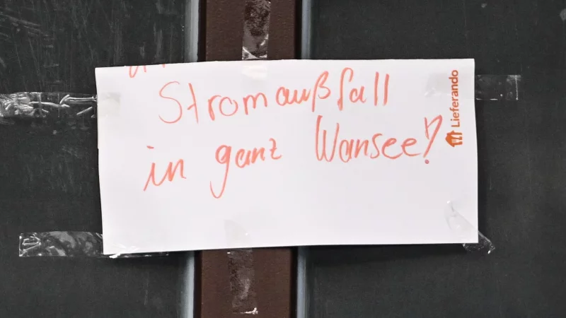 Im Berliner S&uuml;dwesten sind Tausende Haushalte nach einem Anschlag auf eine Leitung ohne Strom. - &copy; Britta Pedersen/dpa