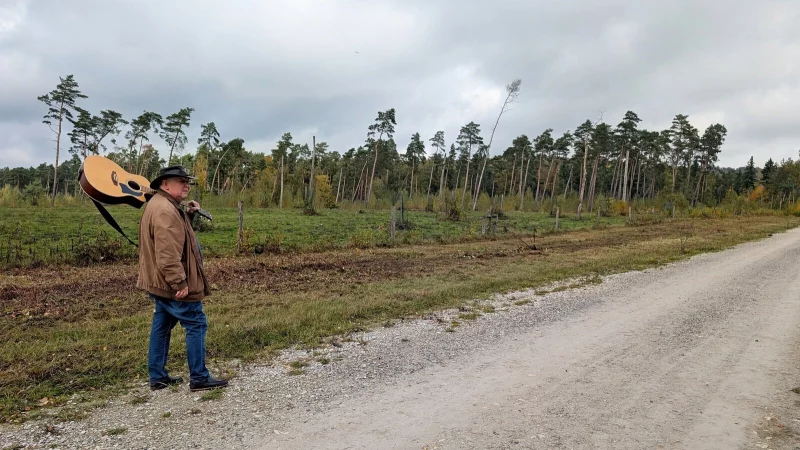 He&rsquo;s got the blues: Wenn nicht einmal mehr die Herbstsonne scheint, kann man schon den Novemberblues bekommen, auch wenn wir uns momentan noch im goldenen Oktober w&auml;hnen. - &copy; Gunter Held