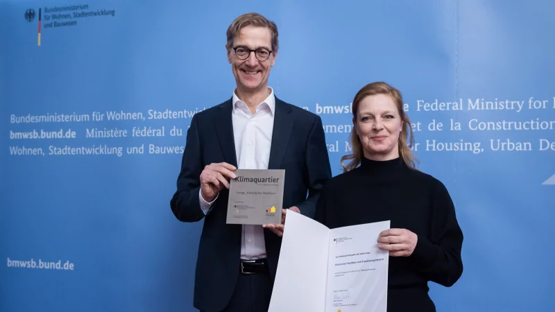 Dietmar Horn; Abteilungsleiter f&uuml;r Stadtentwicklung des Bundesministeriums f&uuml;r Wohnen, Stadtentwicklung und Bauwesen; &uuml;berreicht Berit Weber, Abteilungsleiterin der Stadtplanung Lemgo, die Auszeichnung. - &copy; Benjamin Pritzkuleit