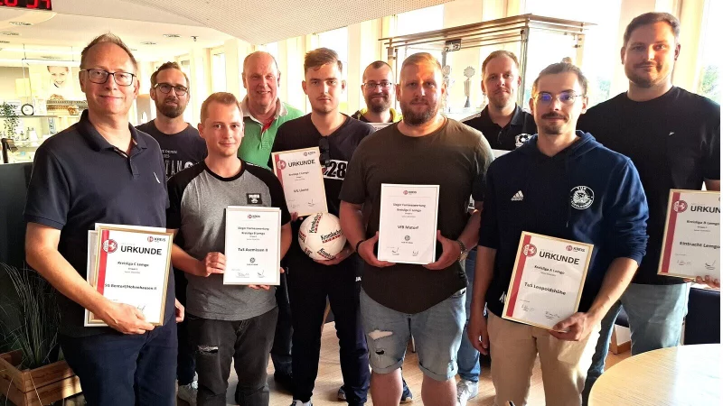 Ehrungen: Der Kreis zeichnete die Meister und die Sieger der Fairnesswertungen der vergangenen Saison aus. - © Oliver König