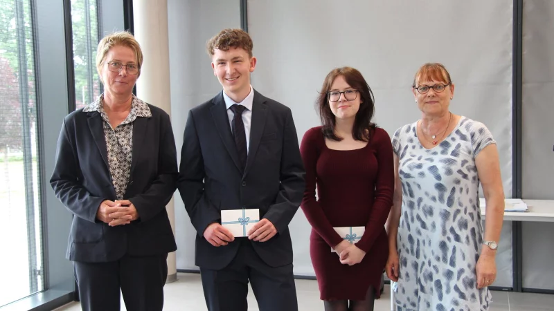 Schulleiterin Andrea Brasch (von links), die Abiturienten Lukas Hörmann und Anna Wisniewski sowie Bildungsgangleiterin Synke Rothe. - © Nadine Uphoff