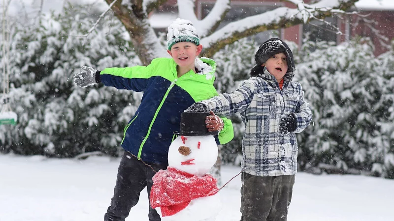 Ivo (links) und Enno haben Spa&szlig; im Schnee. Foto: Karin Prignitz - &copy; Karin Prignitz