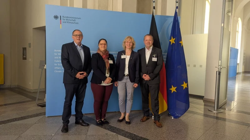 Der zuk&uuml;nftige Projektmanager Wolfram Kneist, Claudia Buhl (Projekttr&auml;ger VDI/VDE Innovation plus Technik), Dr. Beatrix Wallberg (Dezernentin des Kreises Herford) und B&uuml;rgermeister Mario Hecker (von links) im Bundesministerium f&uuml;r Wirtschaft und Energie. - &copy; Gemeinde Kalletal