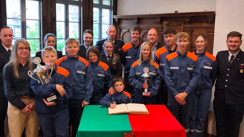 Die Jugendfeuerwehr Blomberg tr&auml;gt sich ins Goldene Buch der Stadt ein. - &copy; Stadt Blomberg