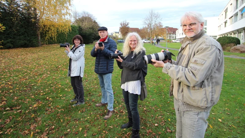 Der Fotoapparat ist ihr Handwerkszeug (von links): Renate Mahnert, Bernd Lindau, Heike Reineke und Bruno Bolli von der Foto-AG des BUND Lemgo mit der Kamera im Anschlag. - &copy; Jens Rademacher