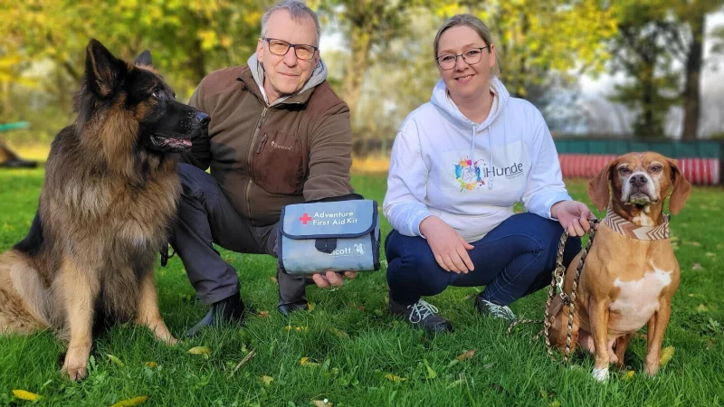Katharina Fischer-Gr&uuml;nschlag (rechts) mit Rudi und Wilfried Eggert mit Odin wollen Hundehalter f&uuml;r den Notfall r&uuml;sten. - &copy; Katrin Kantelberg