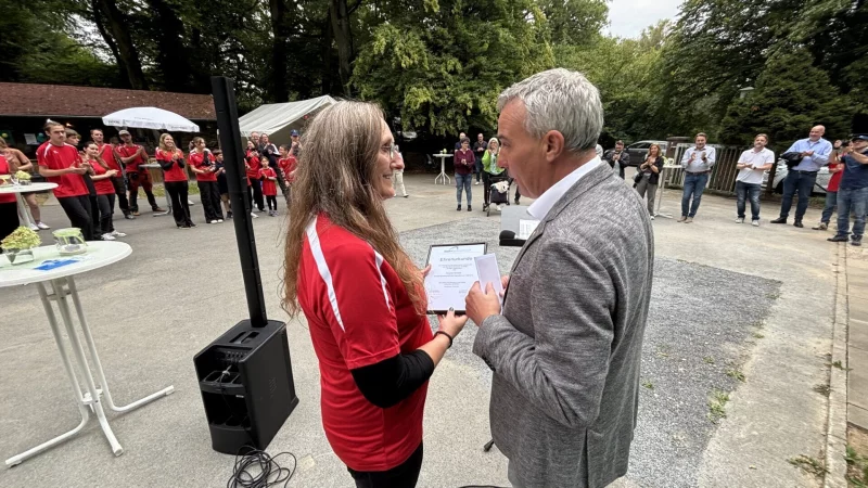 Ricarda Kersten, Leiterin Bogensport, erh&auml;lt von B&uuml;rgermeister Dirk Tolkemitt f&uuml;r ihren Einsatz f&uuml;r den neuen Schie&szlig;stand eine Ehrenurkunde des Stadtsportverbandes (SSV). - &copy; Thomas Reineke