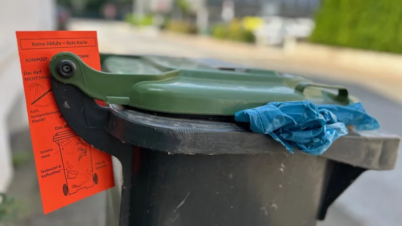 Essenreste oder Gartenabfälle dürfen hinein, Plastik oder kompostierbares Plastik nicht. Wer sich daran beim Befüllen der Biotonne nicht hält, der sieht in Gütersloh die Rote Karte. - © Christian Bröder
