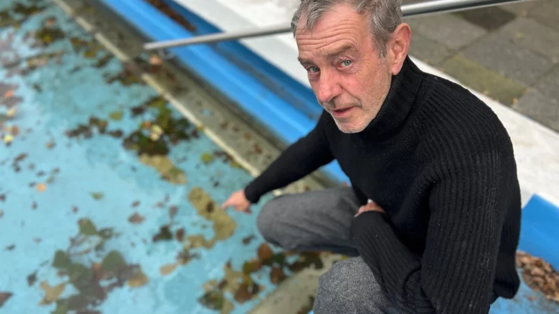 P&auml;chter Franz-Josef F&uuml;chtenschnieder zeigt aufgeplatzte Farbbereiche am Beckenboden im G&uuml;tersloher Parkbad. Rund 50 dieser Stellen hat er gez&auml;hlt. - &copy; Christian Br&ouml;der