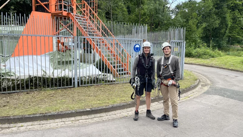 Bereit f&uuml;r den Aufstieg: Bauingenieur Martin Altevogt (links) und Reporter Kyrill von Matuschka vor dem Sendemast. - &copy; Kyrill von Matuschka