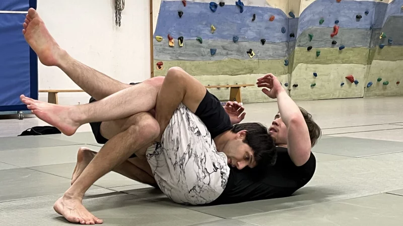 Pr&auml;zise Technik: Wenn der Gegner zu Boden gebraucht worden ist, m&uuml;ssen die Beine dennoch fixiert bleiben. - &copy; Kyrill von Matuschka