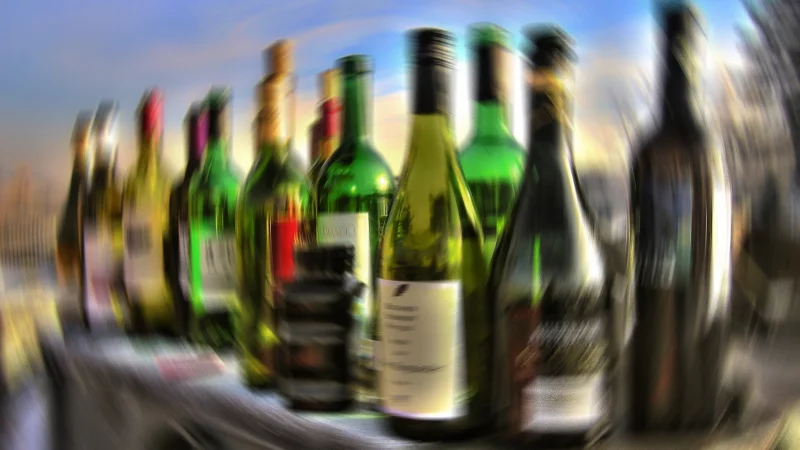 Zu viel Alkohol kann abhängig machen. Selbsthilfegruppen können beim Absprung aus der Sucht helfen. - © Pixabay