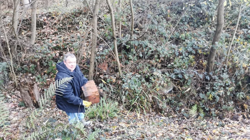 Thomas Plöger hat einen überwucherten Berg mit Bauschutt auf seinem Grundstück entdeckt. - © Sylvia Frevert
