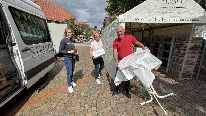 Aufbau auf dem Salzhof: (von links) Sophie, Lydia und R&uuml;diger Strohm freuen sich bereits auf die vier Tage auf dem Salzufler Weinfest. Sie sind mit ihrem Weingut Strohm (Rheinhessen) das 26. Mal auf dem Salzhof vertreten. - &copy; Thomas Reineke