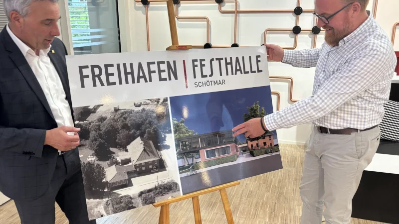 "Festhalle" und "Freihafen": Das markante Geb&auml;ude an der Uferstra&szlig;e soll k&uuml;nftig zwei Namen tragen. Stadtwerke-Gesch&auml;ftsf&uuml;hrer Volker Stammer (rechts) erl&auml;utert B&uuml;rgermeister Dirk Tolkemitt das Konzept dahinter. - &copy; Thomas Reineke