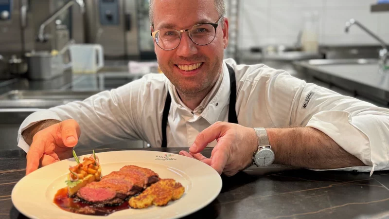 Ingo Seidensticker, Inhaber des Germanenhofs in Steinheim, pr&auml;sentiert ein Rehr&uuml;cken unter roter Zwiebel-Senfkruste mit Pfifferlingsomelette und Kartoffelcrumble. - &copy; Seidensticker