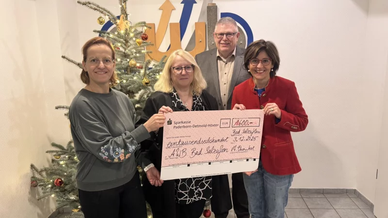 Constance Holth&ouml;fer (links) und Stefani Quentell (rechts) vom Soroptimist-Club Detmold &uuml;bergeben 1600 Euro an Roselind Beineke und Ulrich Steinmetz vom AWB, der in Bad Salzuflen den sozialen Mittagstisch ausrichtet. - &copy; Maren Brettmeier/SI-Club Detmold