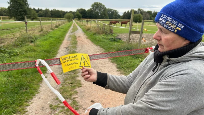 Ein gelbes Hinweisschild warnt vor dem Strom, der durch die Absperrung flie&szlig;t. - &copy; Christian Br&ouml;der