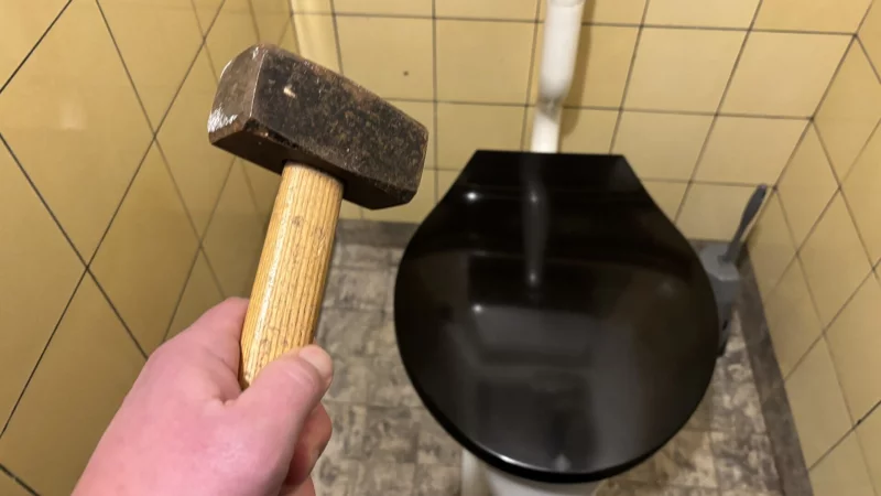 Die Stadt will gegen Vandalismus auf Schultoiletten vorgehen. - &copy; Symbolbild Thomas Reineke