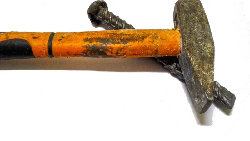 Mit Hammer und Meißel war der Mann bewaffnet, der nach dem Streit am 1. Mai wegen versuchten Totschlages und gefährlicher Körperverletzung festgenommen wurde. - © Symbolfoto: Pixabay