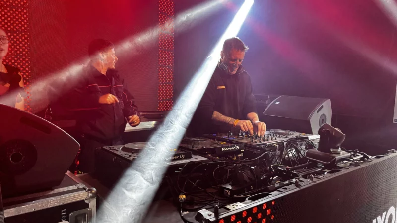 Beim Umsonst-und-draußen-Festival „Holter Meeting“ hat sich Ralf Huxohl (rechts, mit George Muntz) um die Licht- und Bühnentechnik der Electronic Music Stage gekümmert, und als finaler DJ auch selbst aufgelegt. Foto: Ralf Huxohl - © Ralf Huxohl