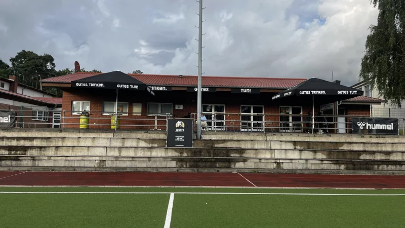 Das Sporthaus Rennekamp ist nach einem Wasserschaden derzeit nicht nutzbar. Auch m&uuml;ssen die Au&szlig;enkabinen saniert werden. - &copy; Bildrechte: FC Fortuna