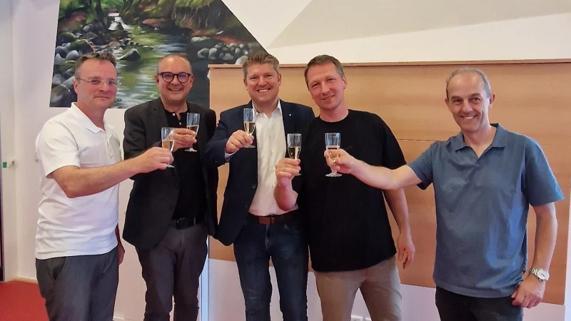 Ratsherr und Initiator Roman Paschek, B&uuml;rgermeister Markus Baier, Vorstandsmitglied Hagen Eberhardt von der Sparkasse Lemgo, K&uuml;nstler Patrik Wolters und TuS-Laubke-Vorsitzender Stephan L&uuml;bbers. - &copy; Stadt Lemgo