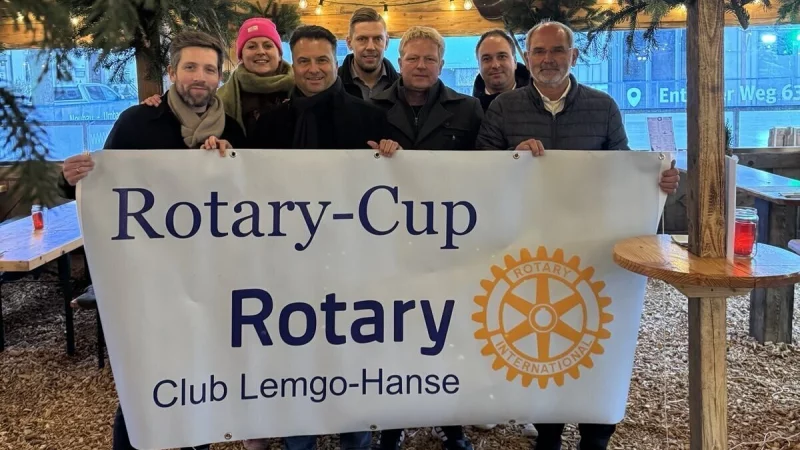 Zum Rotary-Cup laden (von links) Rotary-Präsident Dennis Helms, Constanze Hey, Volker Stüer, Eduard Nikel, Marc Oberhokamp, Carsten Huneke und Andreas Röhe mit ihren übrigen Clubfreundinnen und -freunden ein. - © Rotary-Club Lemgo-Hanse