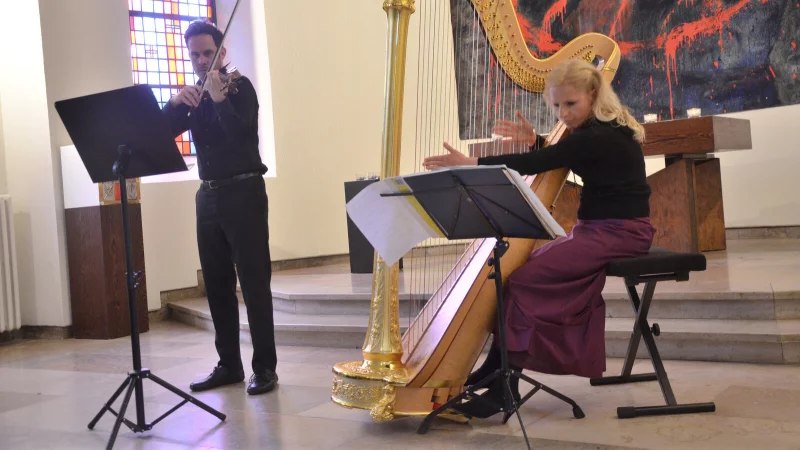 Martin Ihle und Jenny Meyer bezaubern die Zuhörer in der voll besetzten Hedwigskapelle. Foto: Sibylle Kemna - © Sibylle Kemna