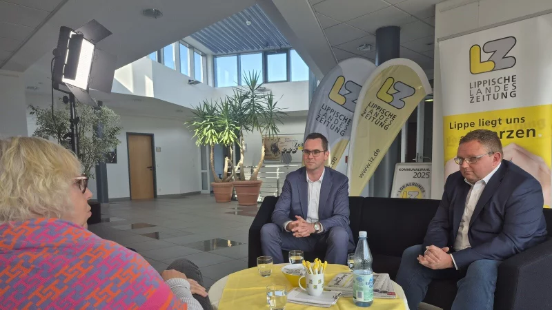 Astrid Sewing f&uuml;hlt Matthias Kalkreuter (SPD, links) und Frederik Topp (CDU) bei der Lokalrunde auf den Zahn. - &copy; Lorraine Brinkmann