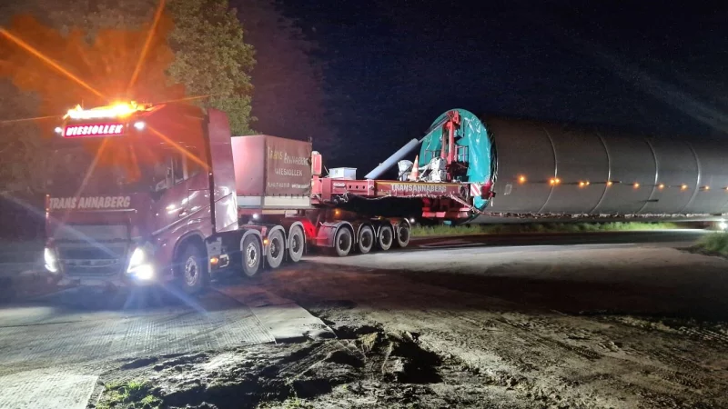 In der Nacht von Dienstag auf Mittwoch wurden die ersten Windradteile zum Zwischenlager nach Donop gebracht. - © Alexander Noah