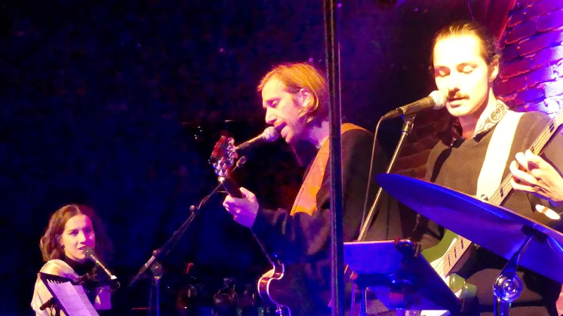 Alma Naidu mit ihrem Gitarristen Andreas Dombert und Bassist Florian Stiersdorfer (rechts). - &copy; Rudi Rudolph