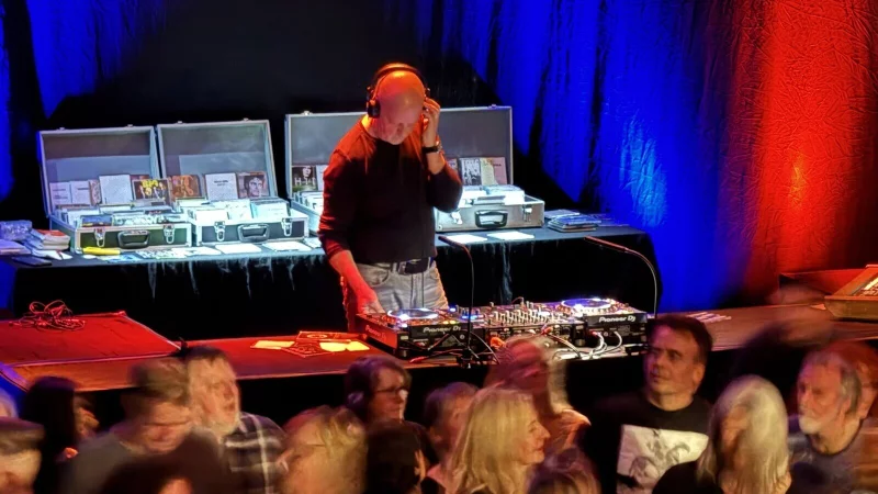 DJ Udo legt wieder die gr&ouml;&szlig;ten Hits aus den Rock-Pop-Wave-Jahren auf. - &copy; Bildrechte: Udo Viehmann