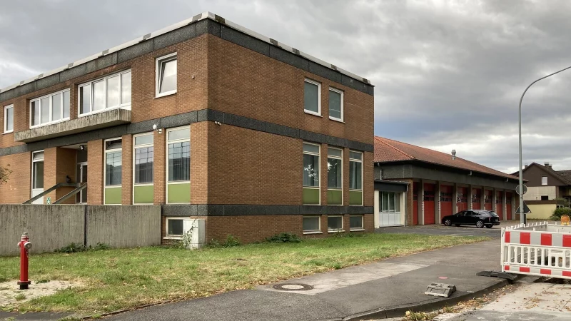 Die Feuerwache Horn entspricht nicht mehr den gesetzlichen Vorschriften und soll aus- und umgebaut werden. Der höhere Gebäudeteil (links) wird vom Bauhof genutzt, was auch so bleiben soll. - © Cordula Gröne