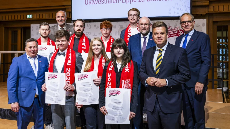 Deutsche Meisterschaften im Handwerk: (von links) Ralf Noltemeyer, Vizepr&auml;sident der Handwerkskammer OWL, Fabian Schkurenko, Peter Eul, Pr&auml;sident der Handwerkskammer OWL, Patrick D&uuml;wel, Christoph Sprank, Isabell Masannek, Nico G&ouml;ke, Mara Ladewig, Mattis Imkamp, Berthold Schr&ouml;der, WHKT-Pr&auml;sident, Staatssekret&auml;r Matthias Heidmeier und Heiner Dresr&uuml;sse, Vizepr&auml;sident der Handwerkskammer. - &copy; Sarah Rauch