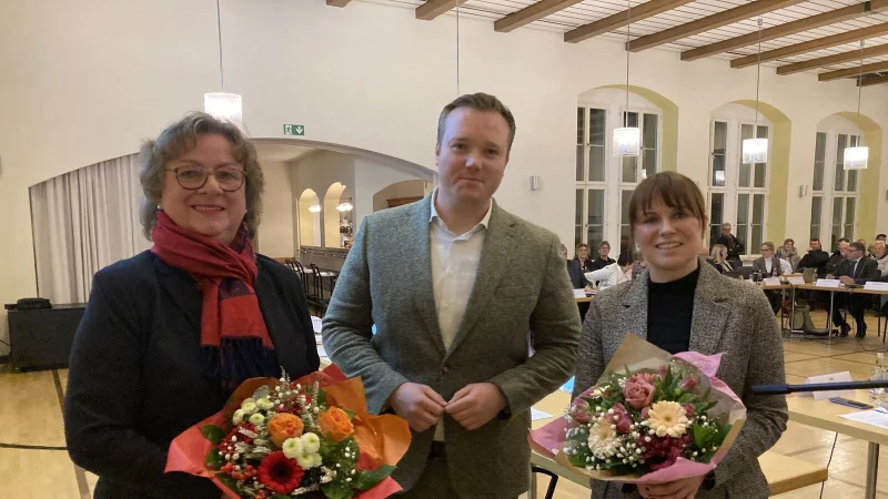 B&uuml;rgermeister Michael Ruttner gratuliert seiner ersten Stellvertreterin Julia Tewes (rechts, CDU) und der zweiten Stellvertreterin Beate Raupach (SPD). - &copy; Cordula Gr&ouml;ne