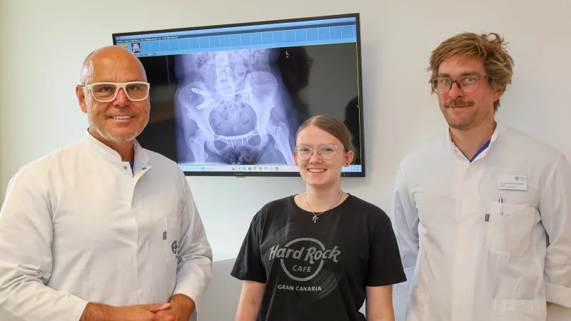 Freuen sich &uuml;ber die vollst&auml;ndige Genesung: Dieter Mann, Chefarzt der Klinik f&uuml;r Unfallchirurgie und Leiter des Regionalen Traumazentrums (v.l.), Patientin Emily Meyer und Oberarzt Johannes Dreischal&uuml;ck. - &copy; St.-Elisabeth-Hospital