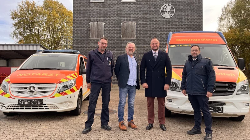 &Uuml;bergeben die Rettungsfahrzeuge einer neuen Bestimmung: Jochen Bihler (Bev&ouml;lkerungsschutz), Dirk Kaiser, B&uuml;rgermeister Ihor Polishchuk und Sascha Medina (von links). - &copy; Kreis Lippe