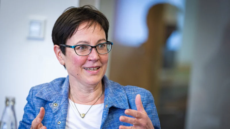 Die neue Pr&auml;ses der Evangelischen Kirche von Westfalen (EKvW), Adelheid Ruck-Schr&ouml;der, bei einem Redaktionsbesuch im Sommer. Nun legte sie ihren ersten Rechenschaftsbericht vor. - &copy; Mike-Dennis M&uuml;ller