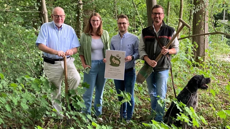 Stifter Udo Voßhenrich (von links), Jasmin Mertin (Koordinatorin der „Frühen Hilfen“ der Stadt Bad Salzuflen), Jan Herrendörfer (Geschäftsführer der Bürgerstiftung Bad Salzuflen) und Förster Alexander von Leffern freuen sich über das neue Baumspende-Projekt für den Stadtwald. - © Bürgerstiftung Bad Salzuflen