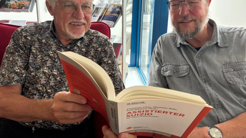 Haben an einem neuen Fachbuch zum Thema "assistierter Suizid" mitgewirkt: Medizinethiker Prof. Fred Salomon (links) und Andreas Lüdecke, Mitbegründer des Ambulanten Hospiz- und Palliativen Beratungsdienstes Lippe. - © Martin Hostert