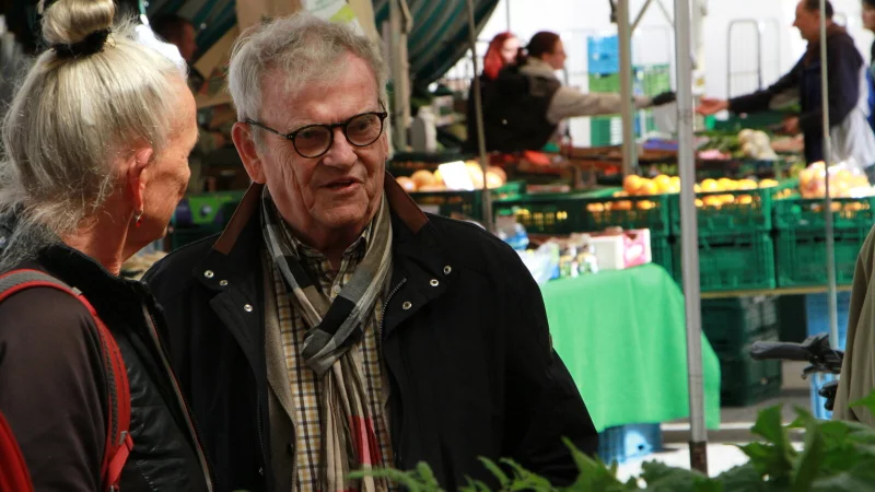 Friedrich Brakemeier beim Schwatz auf dem Marktplatz, seinem zweiten Wohnzimmer - hier mit Ulrike von der Linden. - &copy; Martin Hostert