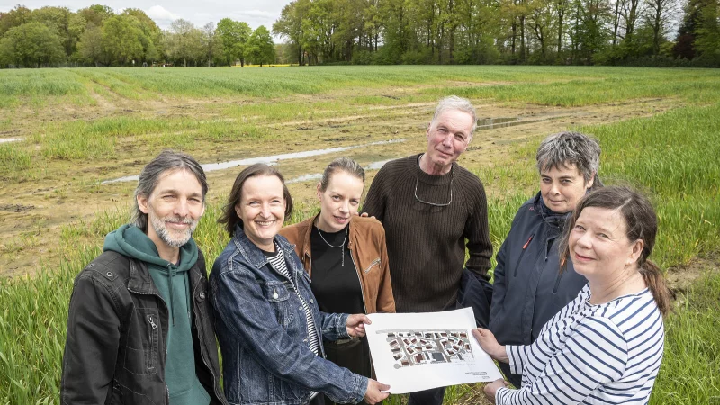 Auf dem Papier gibt es die große Tiny House-Siedlung am Hollensiek bereits: Matthias Anwander (v.l.), Heike Helwig, Anne Zels, Dietmar Weihrauch, Kathrin Meyer zu Wendischhoff und Isabelle Grimme mit den Plänen für die minimalistischen Eigenheime, konzipiert als Dorfgemeinschaft. - © Dieckmann-Fotodesign l Bielefeld